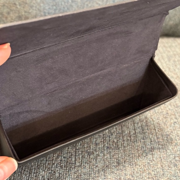 Fendi White and Black Oversized Sunglasses with Geometric Pattern - Picture 7 of 9